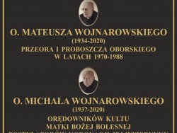 Tablica epitafijna fundowana w Oborach przez Ojców Karmelitów i prof. M. Krajewskiego dla naszych serdecznych Przyjaciół, śp. OO. Mateusza i Michała, 18 VII 2020 r.